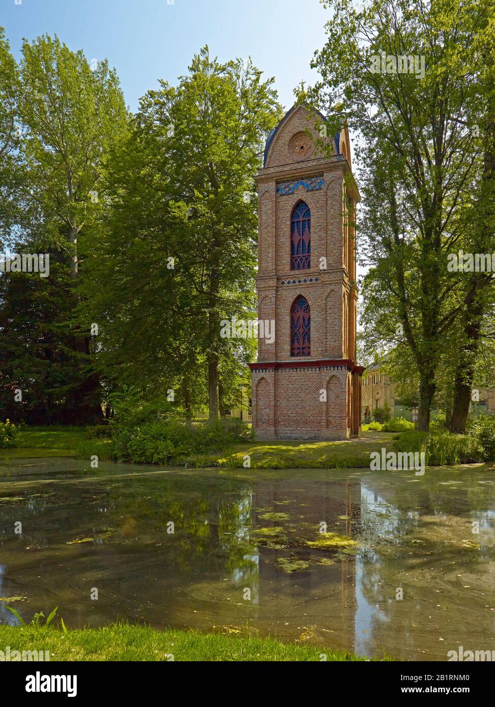 Kirchturm der katholischen Kirche im Schlosspark Ludwigslust-Parchim, Landkreis Ludwigslust-Parchim, Mecklenburg-Vorpommern, Deutschland, Stockfoto