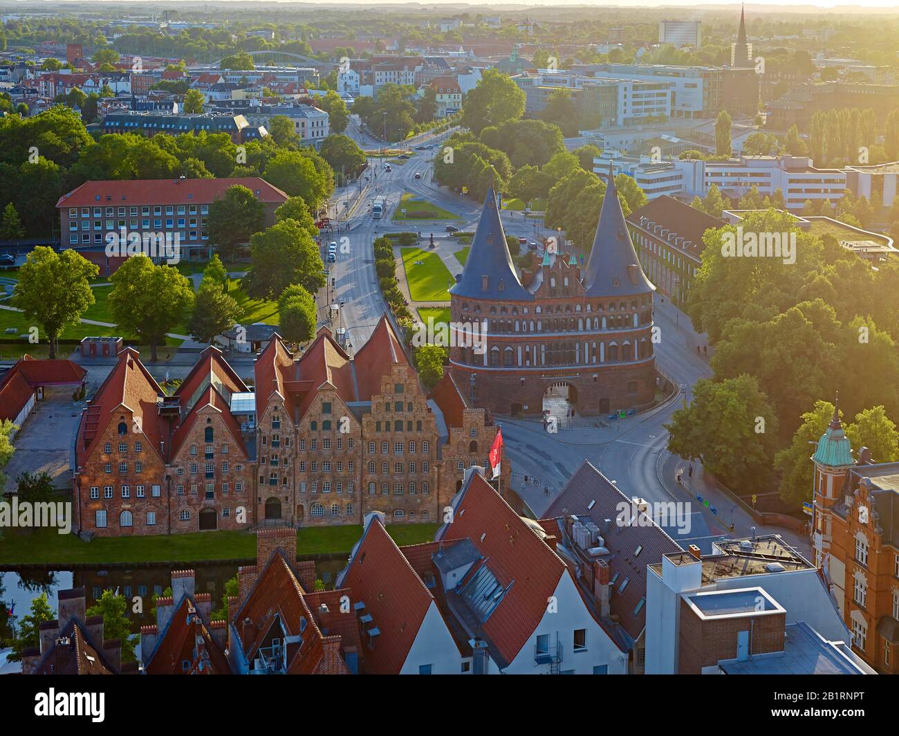 Blick auf den Salzspeicher und das Holstentor an der Trave, Hansestadt Lübeck, Schleswig-Holstein, Deutschland, Stockfoto