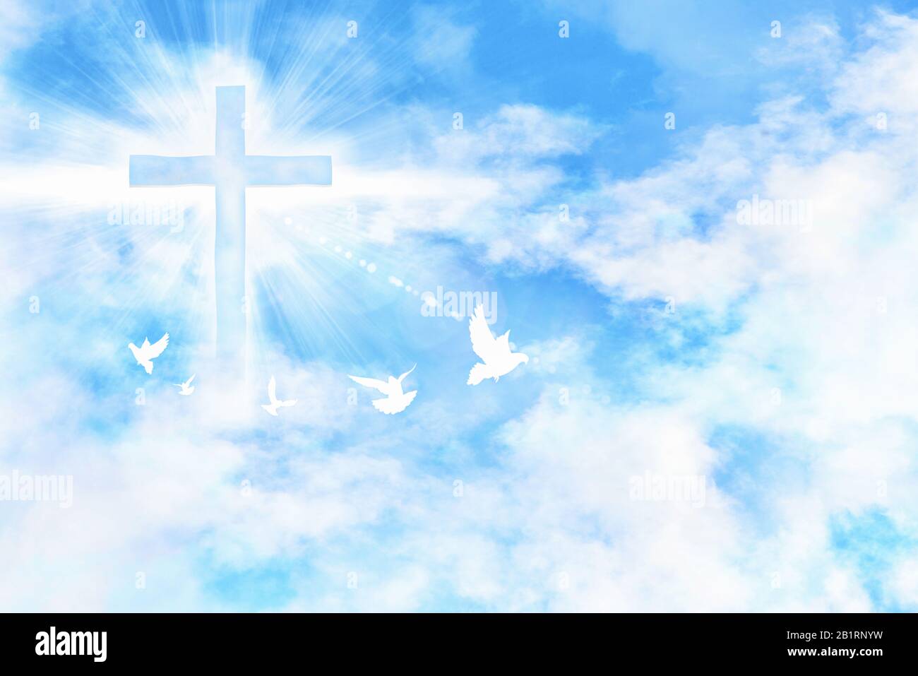 Blauer Himmel mit Wolken und Kreuz mit Blendung und Tauben fliegend. Horizontale Zusammensetzung Stockfoto