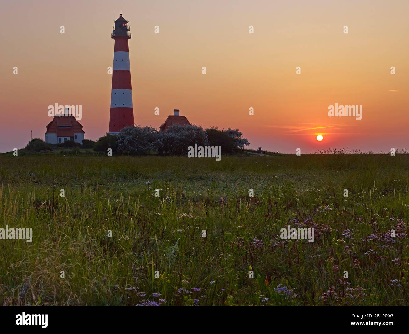 Sonnenuntergang am Leuchtturm Westerheversand, Halbinsel Eiderstedt, Nordfriesland, Schleswig-Holstein, Deutschland, Stockfoto