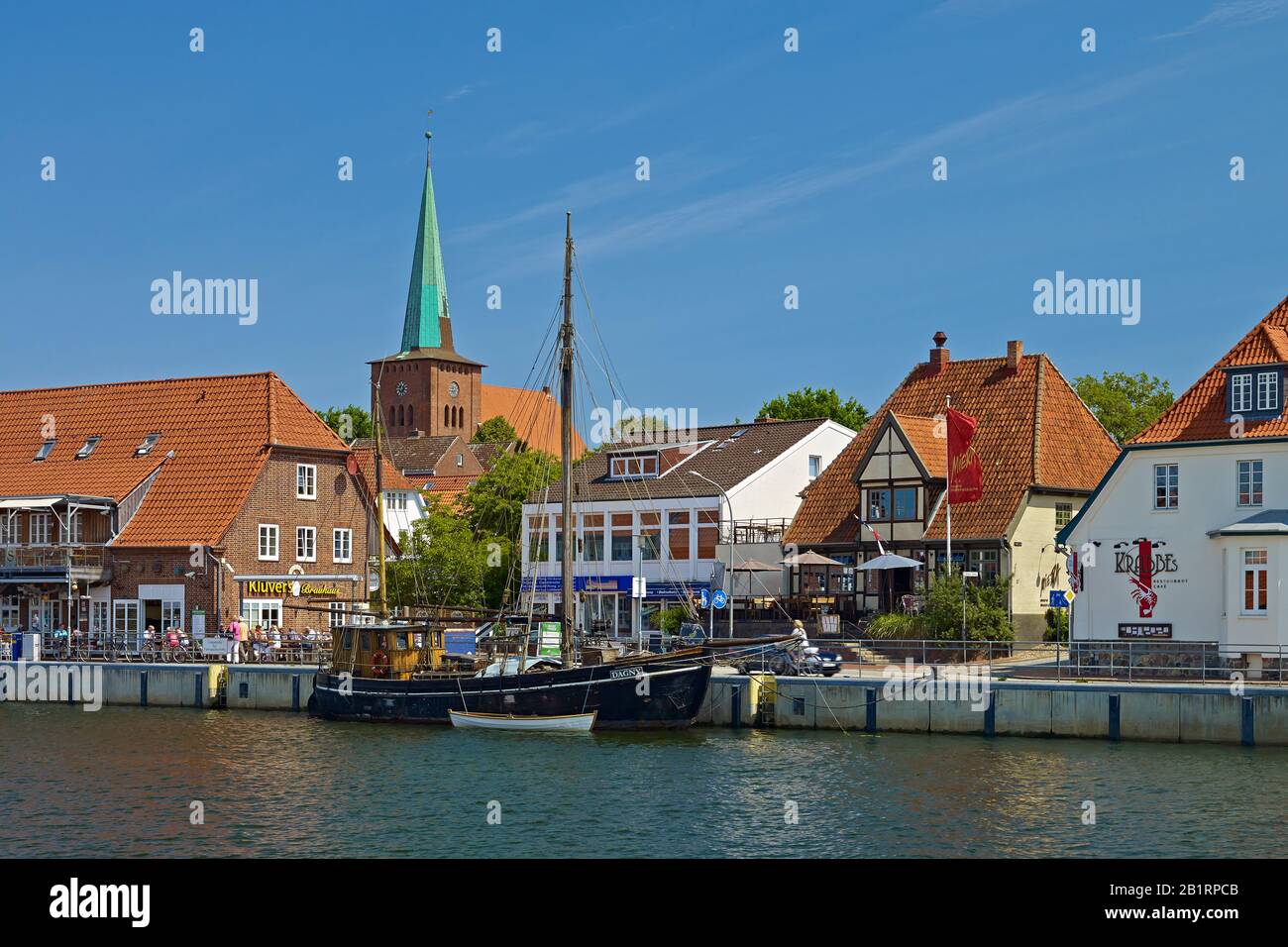 Hafen und Kirche in Neustadt in Holstein, Kreis Ostholstein, Schleswig-Holstein, Deutschland, Stockfoto
