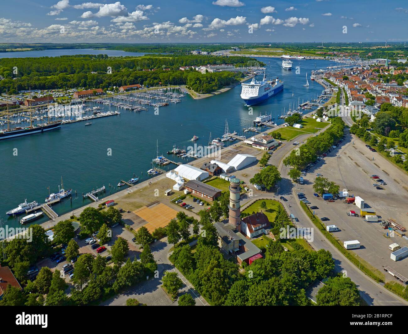 Blick über Travemünde mit Schiffsverkehr, Schleswig-Holstein, Deutschland, Stockfoto