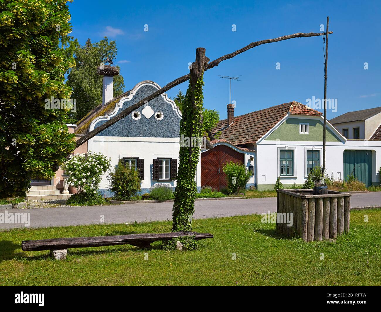 Hufnagelhaus, burgenländisches Bauernhaus mit baroischem Gable- und Ziehbrunnen in Apetlon, im burgenländischen Österreich, Stockfoto