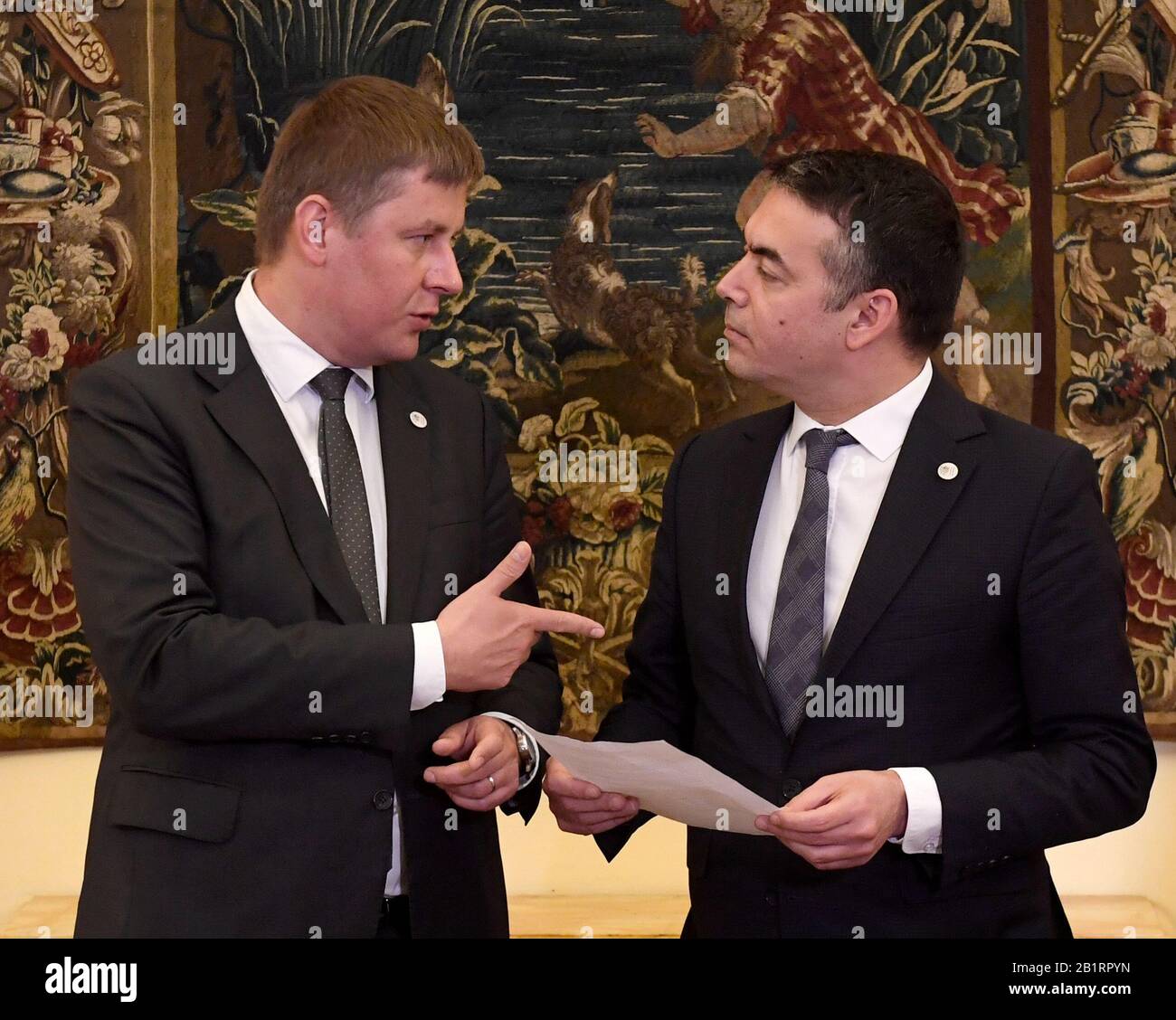 Prag, Tschechien. Februar 2020. L-R der tschechische Außenminister Tomas Petricek und der mazedonische Außenminister Nikola Dimitrov nehmen nach dem Treffen der Visegard Four (V4, bestehend aus der Slowakei, Tschechien, Ungarn und Polen) am 28. Februar 2020 in Prag, Tschechien, an einer Pressekonferenz Teil. Die V4-Länder bekräftigten ihre Unterstützung für den Beginn der EU-Beitrittsgespräche mit Albanien und Nord-Mazedonien. Kredit: Michal Krumphanzl/CTK Foto/Alamy Live News Stockfoto