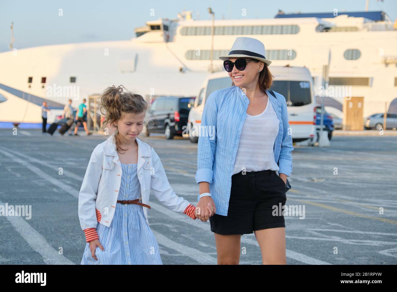 Mutter- und Tochterkind, die auf dem Seehafen spazieren gehen, Familienseereise Stockfoto