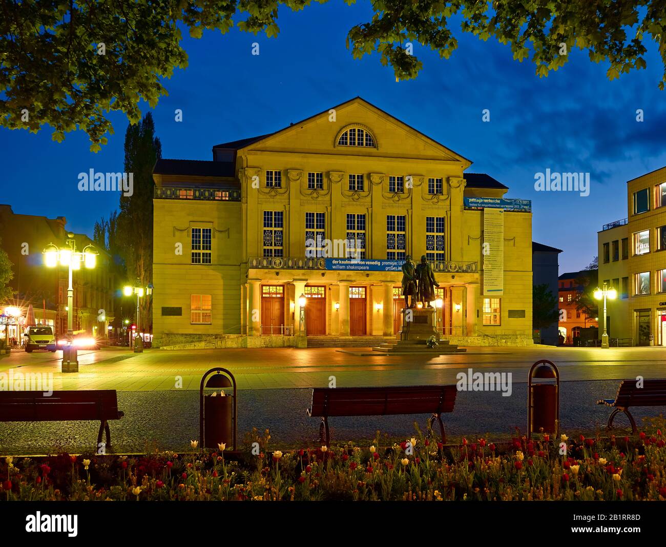Nationaltheater in Weimar mit Goethe-Schillerdenkmal, Theaterplatz, Weimar, Thüringen, Deutschland, Stockfoto