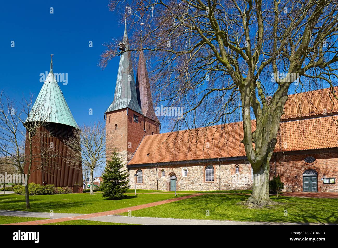 St.-Nicolai-Kirche in Altenbruch mit Kirchturm, sog. März-Dome bei Cuxhaven, Niedersachsen, Deutschland, Stockfoto