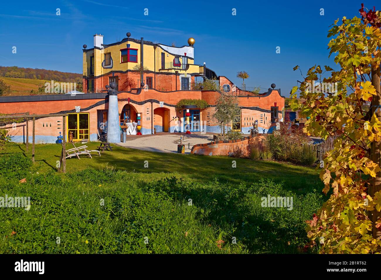 Hundertwasserhaus vom Weingut Hirn in Untereisenheim, Unterfranken, Bayern, Deutschland Stockfoto