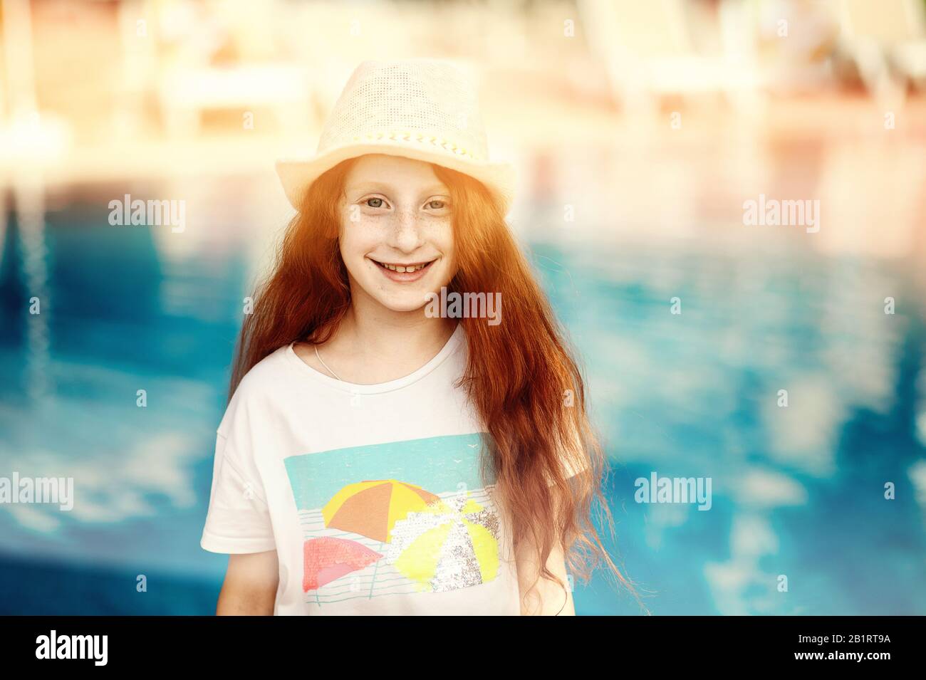Fröhliches Mädchen genießt den Sommertag im Schwimmbad. Stockfoto