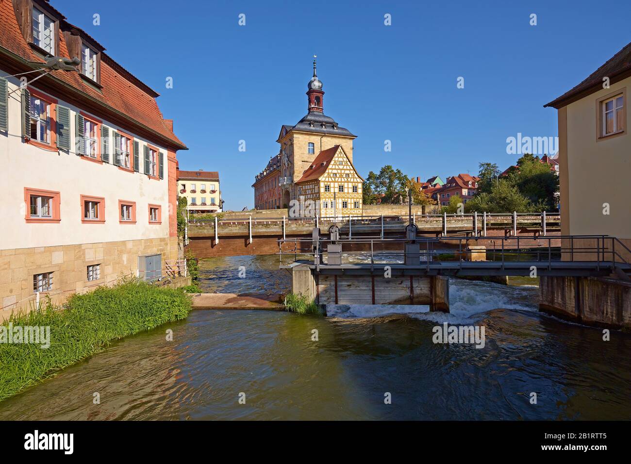 Altes Rathaus mit Brücken über die Regnitz in Bamberg, Oberfranken, Bayern, Deutschland Stockfoto