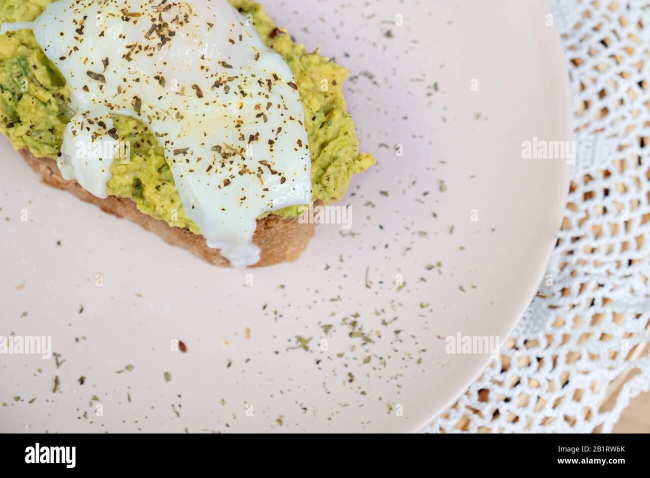 Vollweizen geröstetes Brot mit Avocado und pochiertem Ei Stockfoto