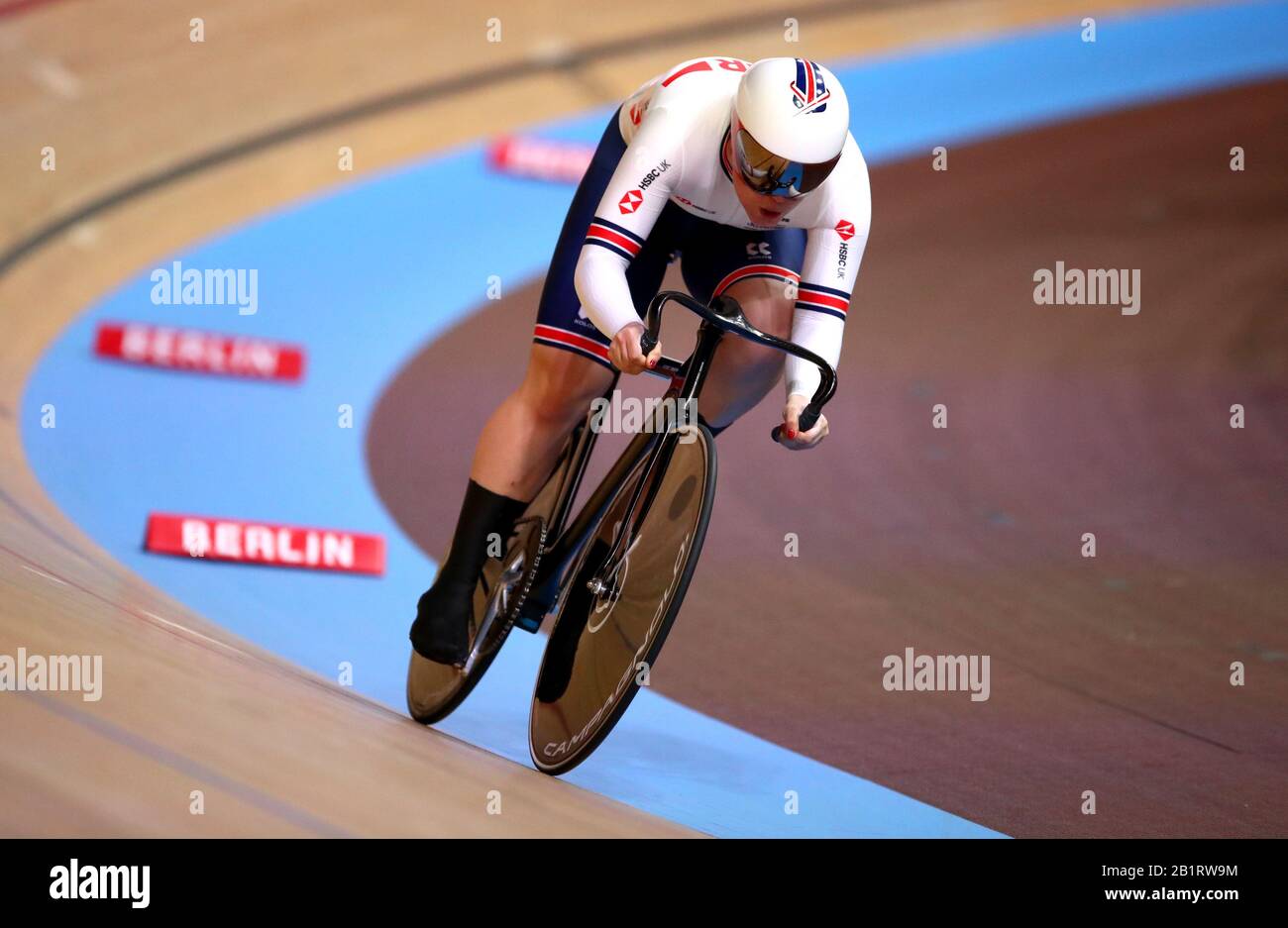 Die britische Sophie Capewell konkurriert im 100-m-Qualifikationssprung Der Frauen am zweiten Tag der Rennradweltmeisterschaften 2020 im Velodrom, Berlin. Stockfoto