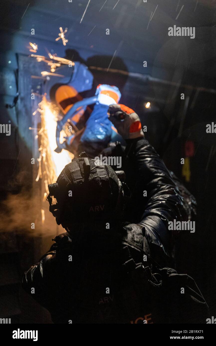 Essex, Großbritannien. Februar 2020. Essex Police, Metropolitan Police, British Transport Police und NCA führen mehrere Suchbefehle in Essex und East London durch und zielen auf organisierte Verbrecherbanden ab, die in teuren gestohlenen Fahrzeugen handeln. Mehr als 400 Beamte durchsuchten 22 verschiedene Adressen, was zu zahlreichen Festnahmen und mehr als 100.000 £Bargeld führte. Die Polizei von Essex nutzte ein gepanzertes Fahrzeug, um Zugang zu einem der Objekte zu erhalten. Credit: Ricci Fothergill/Alamy Live News Stockfoto