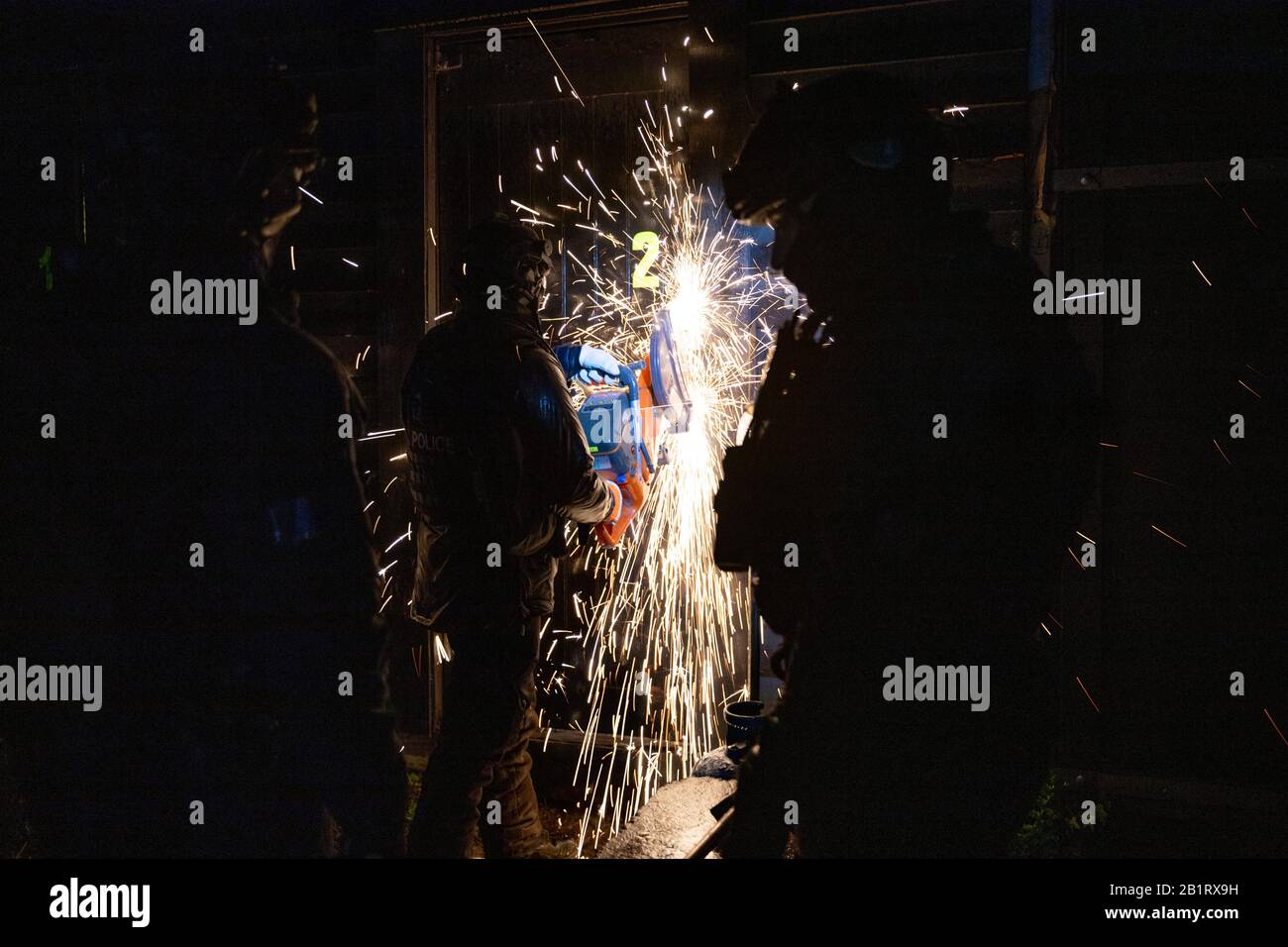 Essex, Großbritannien. Februar 2020. Essex Police, Metropolitan Police, British Transport Police und NCA führen mehrere Suchbefehle in Essex und East London durch und zielen auf organisierte Verbrecherbanden ab, die in teuren gestohlenen Fahrzeugen handeln. Mehr als 400 Beamte durchsuchten 22 verschiedene Adressen, was zu zahlreichen Festnahmen und mehr als 100.000 £Bargeld führte. Die Polizei von Essex nutzte ein gepanzertes Fahrzeug, um Zugang zu einem der Objekte zu erhalten. Credit: Ricci Fothergill/Alamy Live News Stockfoto