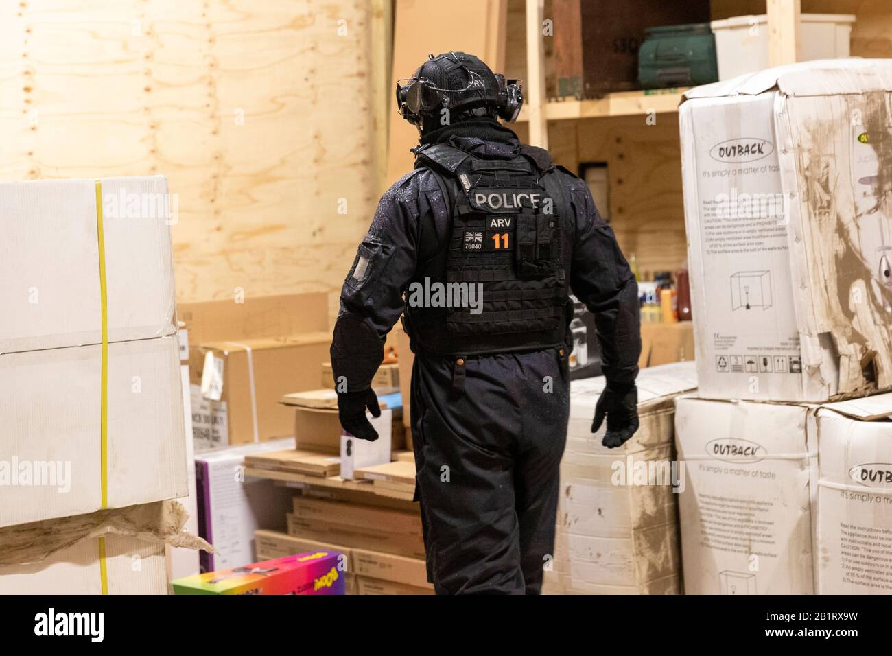 Essex, Großbritannien. Februar 2020. Essex Police, Metropolitan Police, British Transport Police und NCA führen mehrere Suchbefehle in Essex und East London durch und zielen auf organisierte Verbrecherbanden ab, die in teuren gestohlenen Fahrzeugen handeln. Mehr als 400 Beamte durchsuchten 22 verschiedene Adressen, was zu zahlreichen Festnahmen und mehr als 100.000 £Bargeld führte. Die Polizei von Essex nutzte ein gepanzertes Fahrzeug, um Zugang zu einem der Objekte zu erhalten. Credit: Ricci Fothergill/Alamy Live News Stockfoto