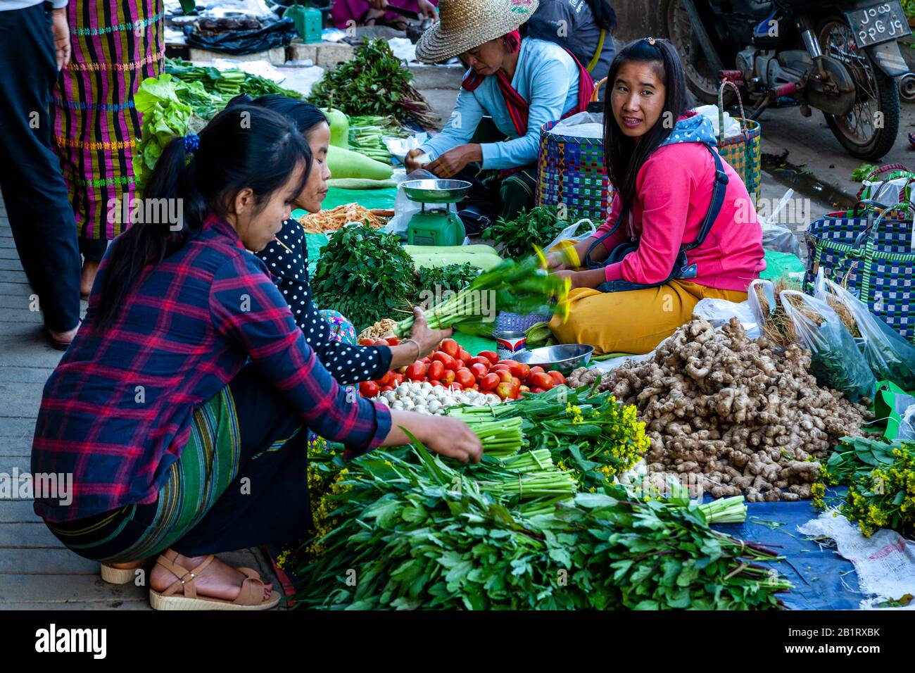 Einheimische Frauen Kaufen und Verkaufen Frische Produkte Auf Dem Zentralmarkt, Loikaw, Kayah State, Myanmar. Stockfoto