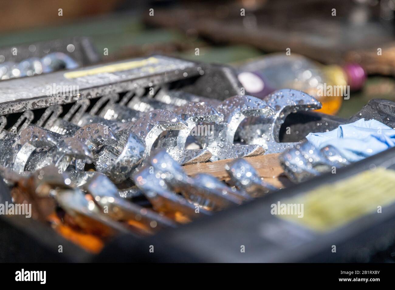 Essex, Großbritannien. Februar 2020. Essex Police, Metropolitan Police, British Transport Police und NCA führen mehrere Suchbefehle in Essex und East London durch und zielen auf organisierte Verbrecherbanden ab, die in teuren gestohlenen Fahrzeugen handeln. Mehr als 400 Beamte durchsuchten 22 verschiedene Adressen, was zu zahlreichen Festnahmen und mehr als 100.000 £Bargeld führte. Die Polizei von Essex nutzte ein gepanzertes Fahrzeug, um Zugang zu einem der Objekte zu erhalten. Credit: Ricci Fothergill/Alamy Live News Stockfoto