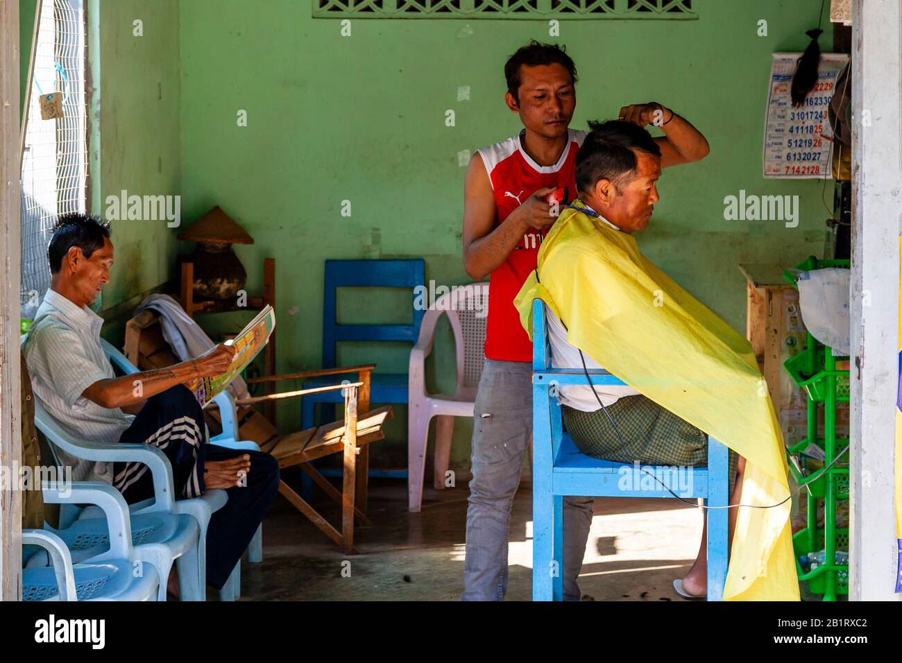 Ein Lokaler Mann Mit HAARSCHNITT In EINEM Barber Shop, Loikaw, Kayah State, Myanmar. Stockfoto