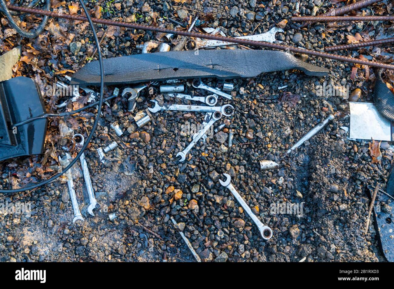 Essex, Großbritannien. Februar 2020. Essex Police, Metropolitan Police, British Transport Police und NCA führen mehrere Suchbefehle in Essex und East London durch und zielen auf organisierte Verbrecherbanden ab, die in teuren gestohlenen Fahrzeugen handeln. Mehr als 400 Beamte durchsuchten 22 verschiedene Adressen, was zu zahlreichen Festnahmen und mehr als 100.000 £Bargeld führte. Die Polizei von Essex nutzte ein gepanzertes Fahrzeug, um Zugang zu einem der Objekte zu erhalten. Credit: Ricci Fothergill/Alamy Live News Stockfoto