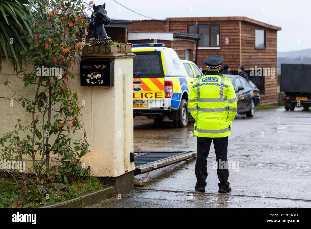 Essex, Großbritannien. Februar 2020. Essex Police, Metropolitan Police, British Transport Police und NCA führen mehrere Suchbefehle in Essex und East London durch und zielen auf organisierte Verbrecherbanden ab, die in teuren gestohlenen Fahrzeugen handeln. Mehr als 400 Beamte durchsuchten 22 verschiedene Adressen, was zu zahlreichen Festnahmen und mehr als 100.000 £Bargeld führte. Die Polizei von Essex nutzte ein gepanzertes Fahrzeug, um Zugang zu einem der Objekte zu erhalten. Credit: Ricci Fothergill/Alamy Live News Stockfoto