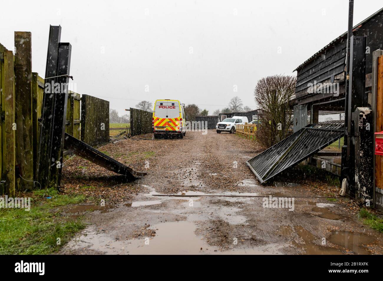 Essex, Großbritannien. Februar 2020. Essex Police, Metropolitan Police, British Transport Police und NCA führen mehrere Suchbefehle in Essex und East London durch und zielen auf organisierte Verbrecherbanden ab, die in teuren gestohlenen Fahrzeugen handeln. Mehr als 400 Beamte durchsuchten 22 verschiedene Adressen, was zu zahlreichen Festnahmen und mehr als 100.000 £Bargeld führte. Die Polizei von Essex nutzte ein gepanzertes Fahrzeug, um Zugang zu einem der Objekte zu erhalten. Credit: Ricci Fothergill/Alamy Live News Stockfoto