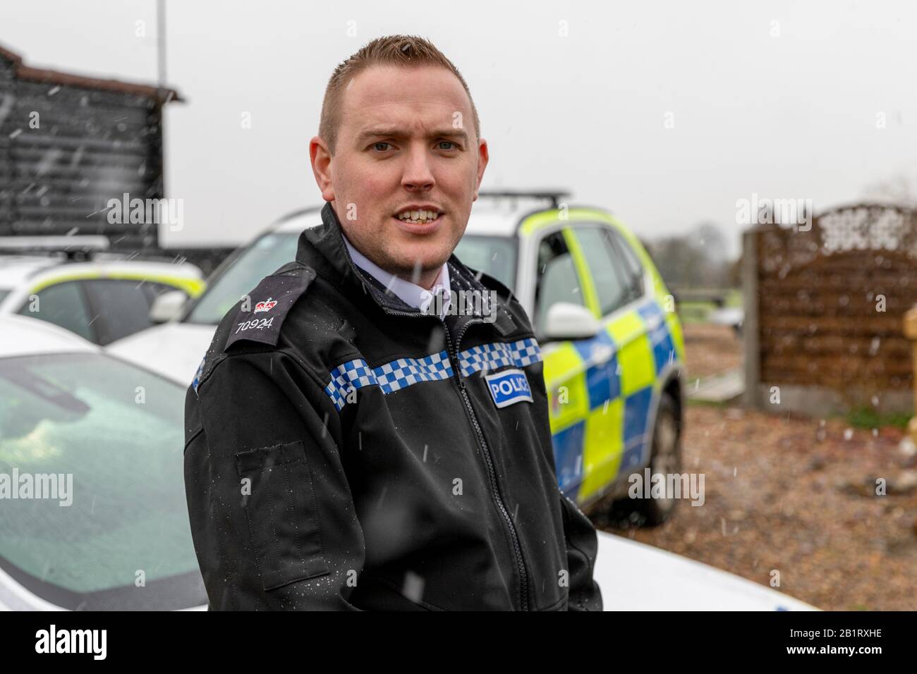 Essex, Großbritannien. Februar 2020. Essex Police, Metropolitan Police, British Transport Police und NCA führen mehrere Suchbefehle in Essex und East London durch und zielen auf organisierte Verbrecherbanden ab, die in teuren gestohlenen Fahrzeugen handeln. Mehr als 400 Beamte durchsuchten 22 verschiedene Adressen, was zu zahlreichen Festnahmen und mehr als 100.000 £Bargeld führte. Die Polizei von Essex nutzte ein gepanzertes Fahrzeug, um Zugang zu einem der Objekte zu erhalten. Credit: Ricci Fothergill/Alamy Live News Stockfoto