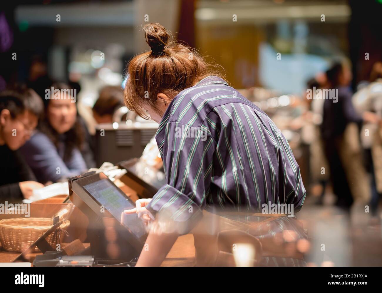 Shanghai, CHINA - 11. JANUAR 2020: Unsprnbestimmter Mitarbeiter macht seine Arbeit im Starbucks Reserve-Roasterium in Shanghai. Der zweitgrößte im w Stockfoto