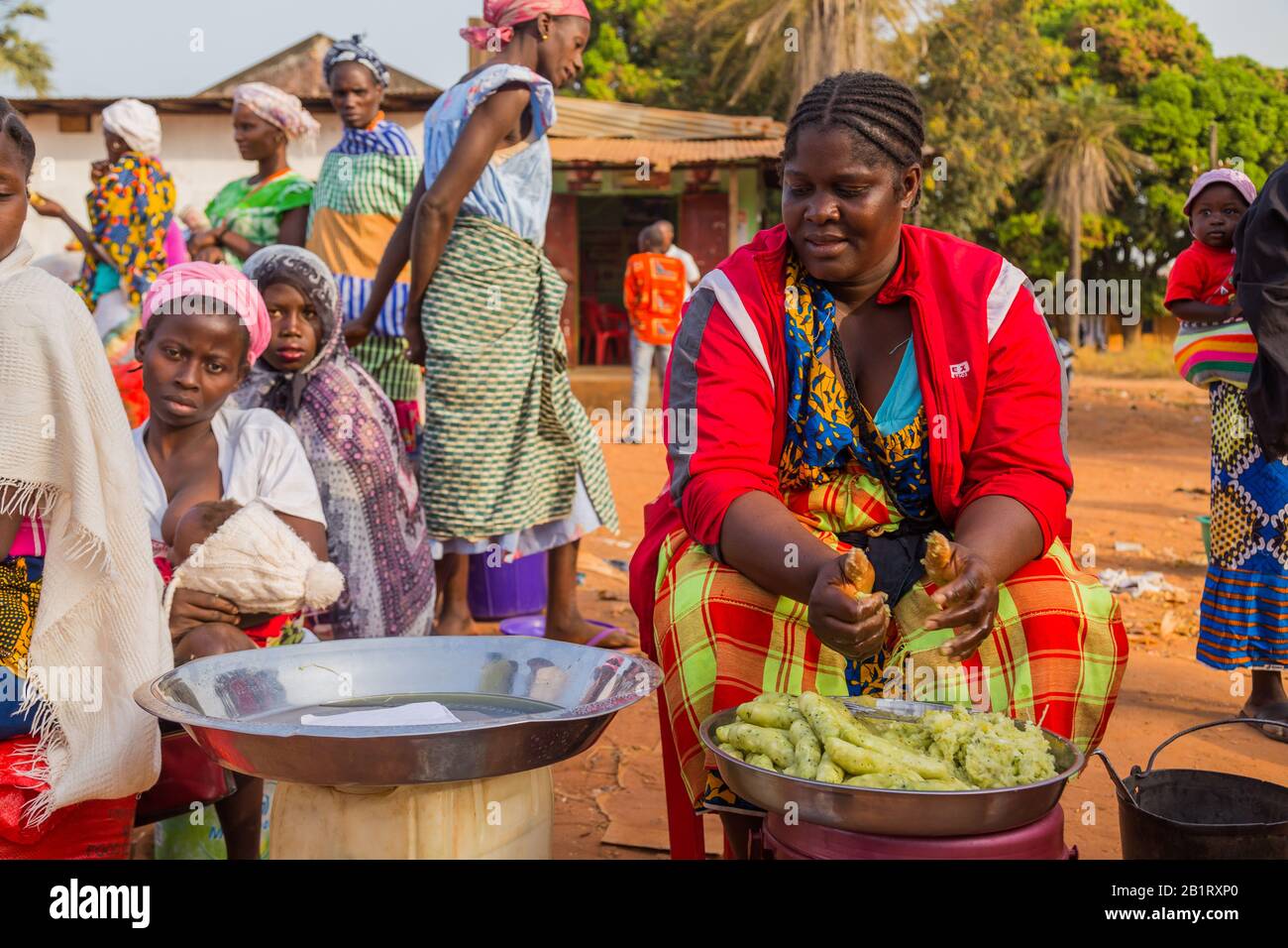 Bissau, Republik Guinea-Bissau - 6. Februar 2018: Frauen auf dem Markt in der Stadt Bissau, Guinea-Bissau Stockfoto