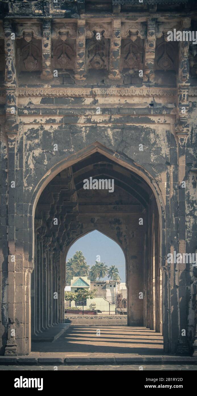 Diminshing Blick auf eine Reihe von Bögen in einem alten Denkmal in Indien Stockfoto