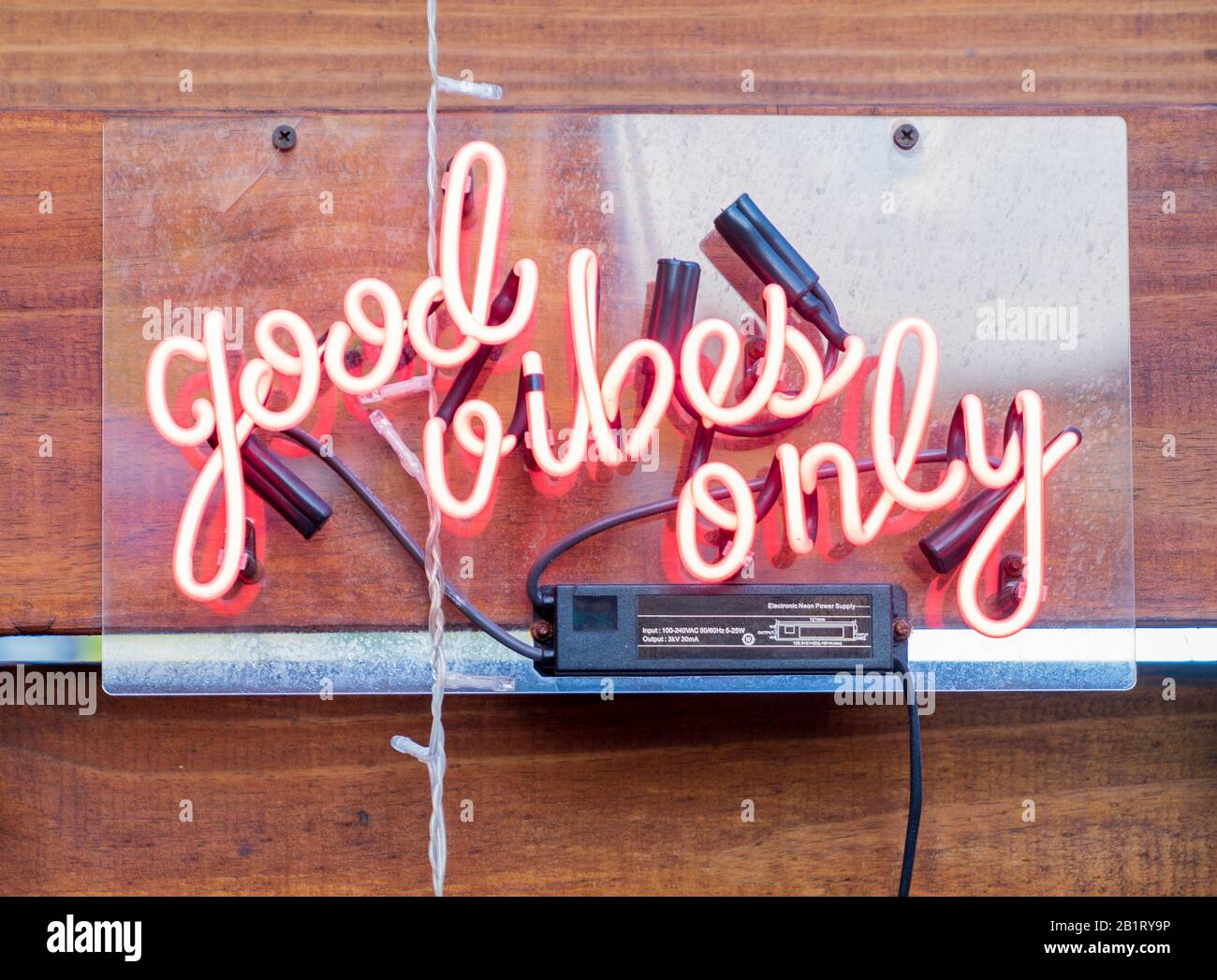 "Good Vibes Only Neon"-Zeichen. Stockfoto
