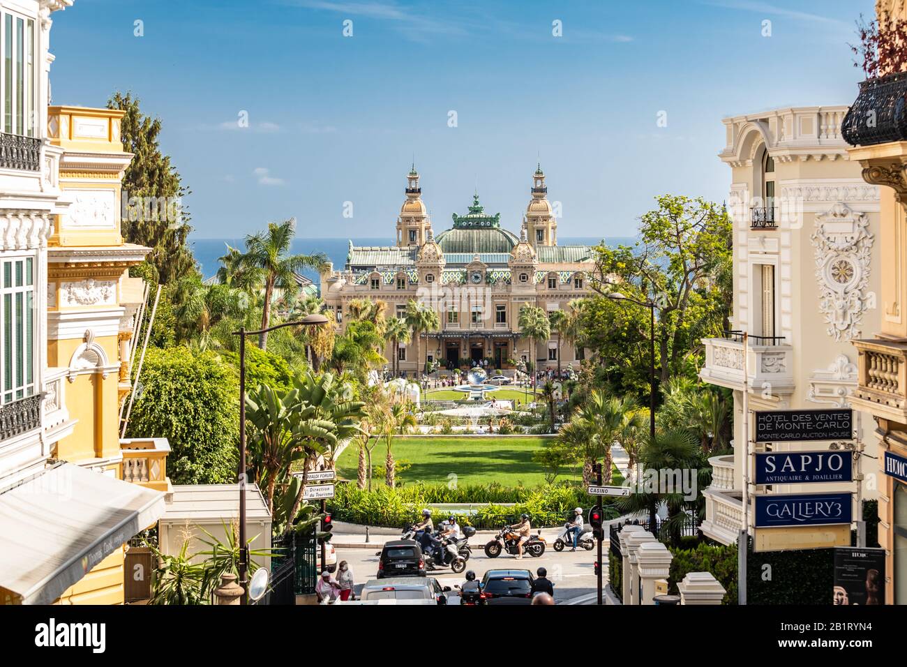 Monaco, Monte-Carlo, 02. Oktober 2019: Der Hauptblick auf das mit grünen Bäumen umgebene Casino des Fürstentums, die aktualisierte Fassade, durch die Gießerei Stockfoto