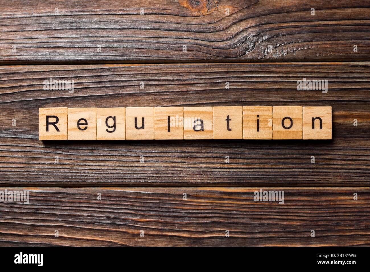 Verordnung Wort auf Holz Baustein geschrieben. Verordnung text auf Tisch, Konzept. Stockfoto