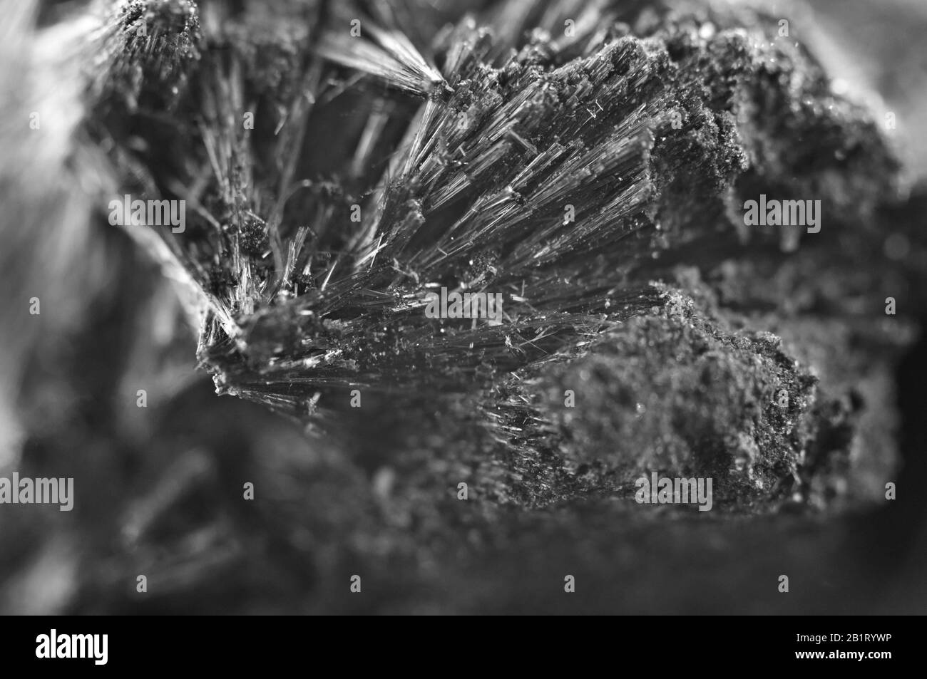 Abstrakter Schwarz-Weiß-Hintergrund. Struktur natürliche Mineralien. Kristall. Makro Stockfoto