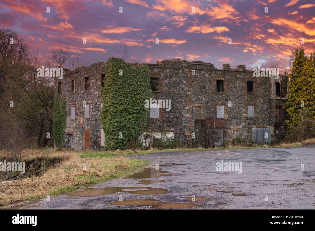 Die verfallene Laigh Milton Mill, die in idyllischer Lage am Fluss Irvine bei Crosshouse, Schottland, steht Stockfoto