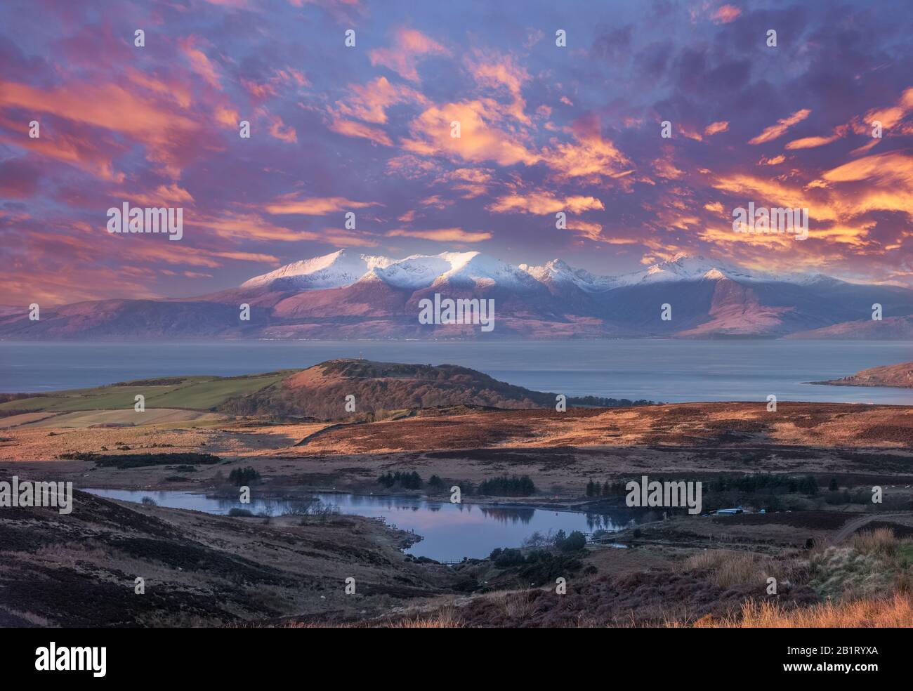 Die Insel Arran bei Sonnenuntergang, die von der Dalry Moor Road bei fairlie überblickt wurde, als die Sonne unterging. Stockfoto