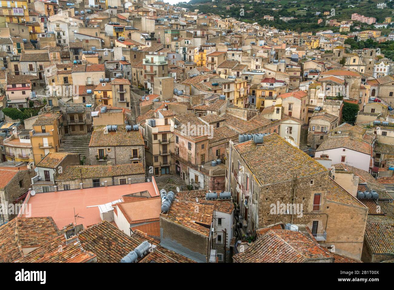 Blick über die Dächer der Altstadt von Caccamo, Sizilien, Italien, Europa, über die alten Stadtdächer von Caccamo, Sizilien, Italien und Europa Stockfoto
