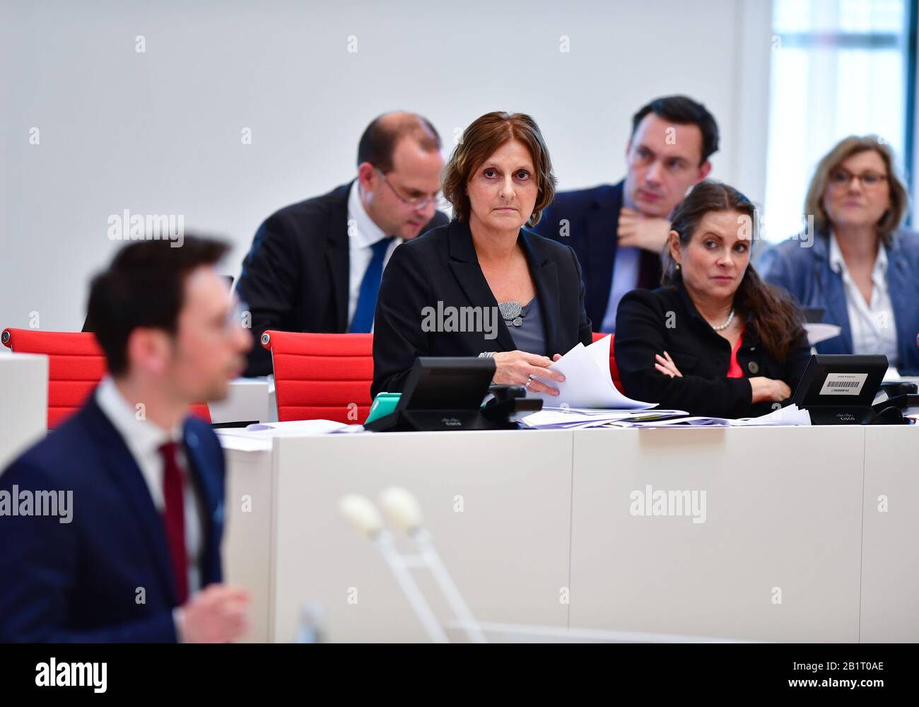 Potsdam, Deutschland. Februar 2020. Britta Ernst (M, SPD), Brandenburger Ministerin für Bildung, Jugend und Sport, und Susanne Hoffmann (CDU), Justizministerin, folgen der Rede von Dennis Hohloch (l), Parlamentarischer Staatssekretär der AfD, während der Sitzung des Brandenburger Landtags. Kredit: Soeren Stache / dpa-Zentralbild / ZB / dpa / Alamy Live News Stockfoto