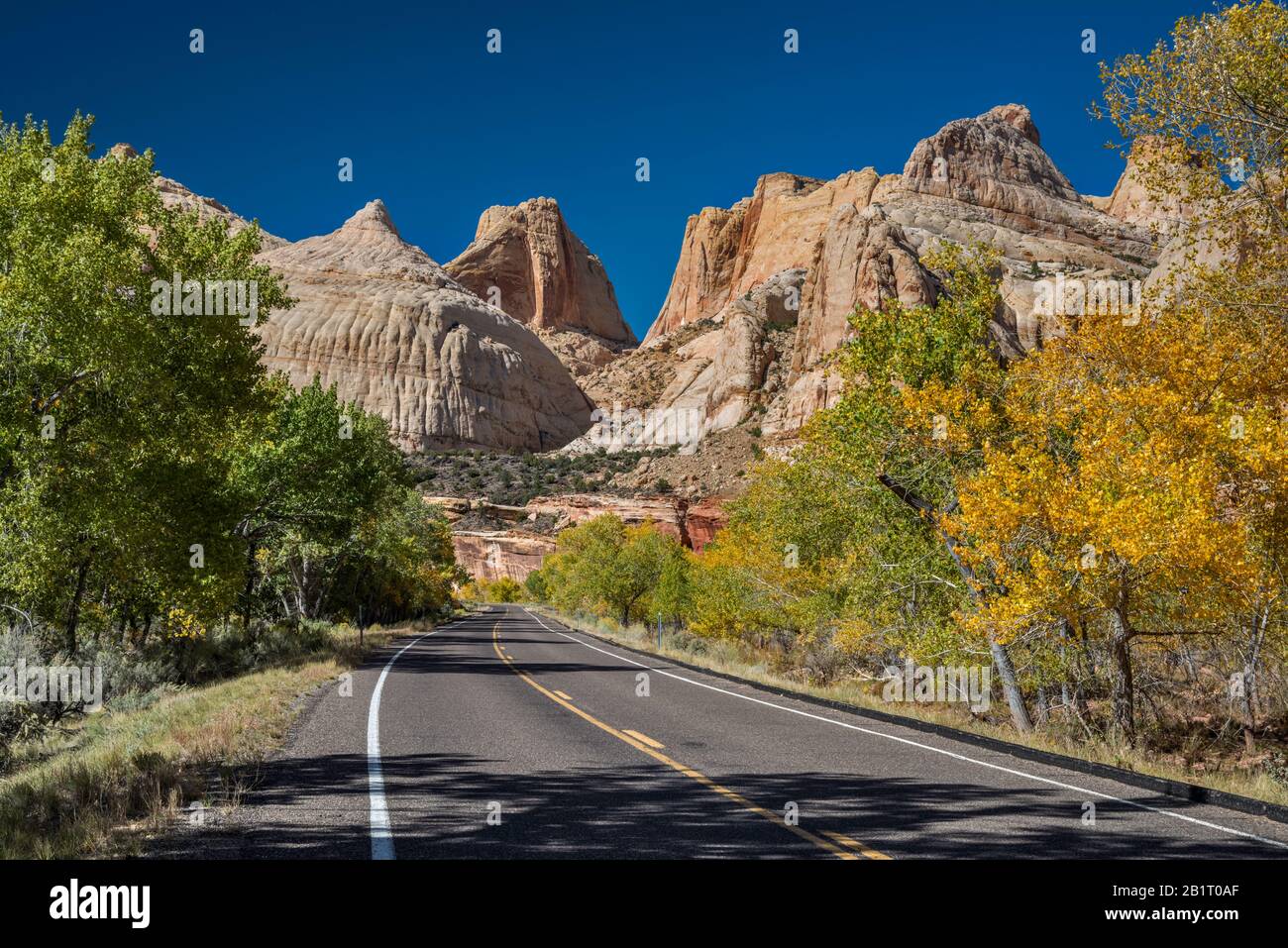 Highway 24 in Fremont Gorge, Capitol Dome und Navajo Dome in Distance, Capitol Reef National Park, Utah, USA Stockfoto