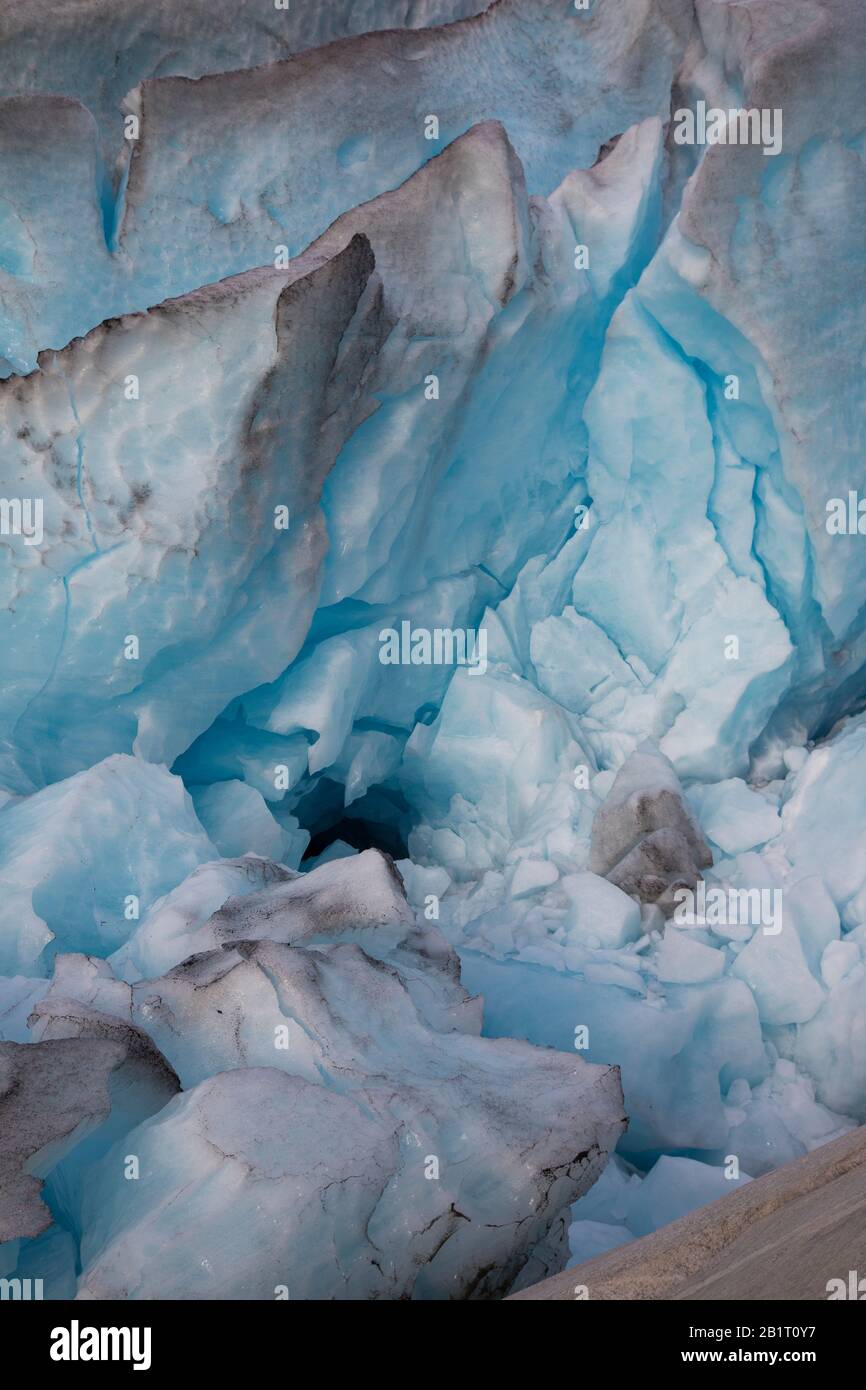 Verunreinigungen auf dem Gletscher weilen, das Eis schmilzt Stockfoto