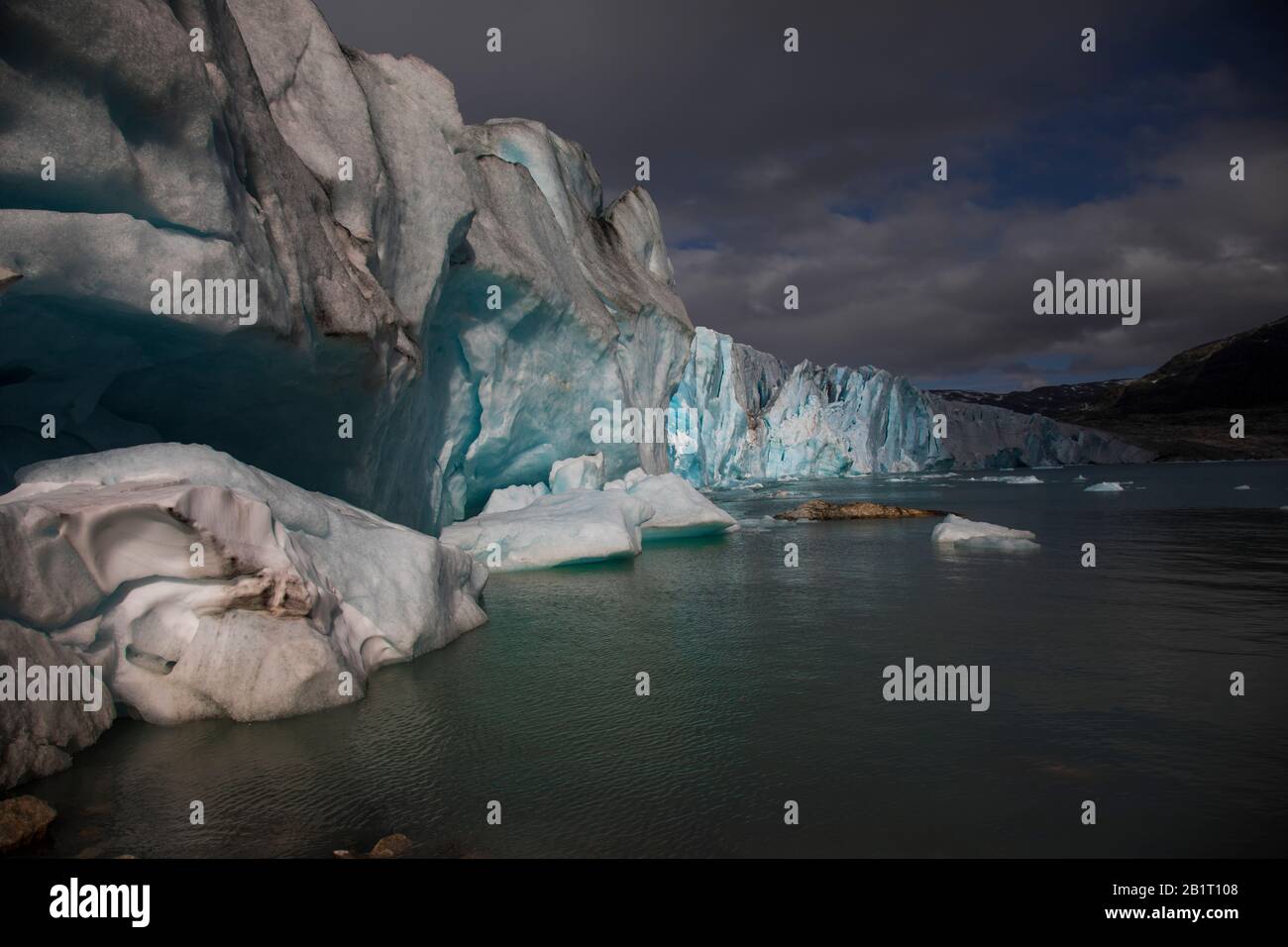 Die Gletscherfront auf dem Wasser. Schmelzendes und winkendes Eis Stockfoto