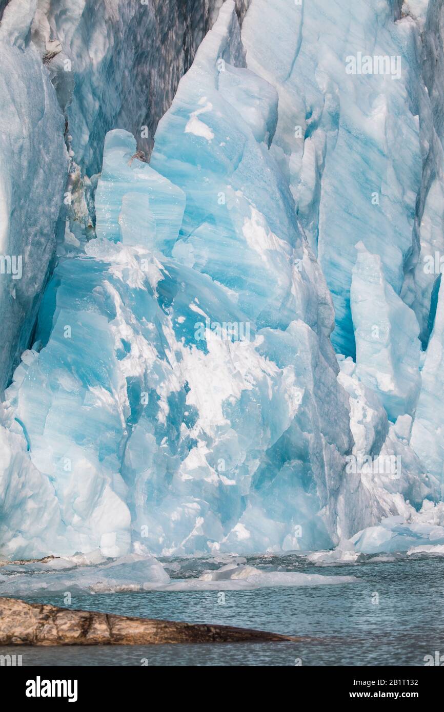 Die Gletscherfront auf dem Wasser. Schmelzendes und winkendes Eis Stockfoto