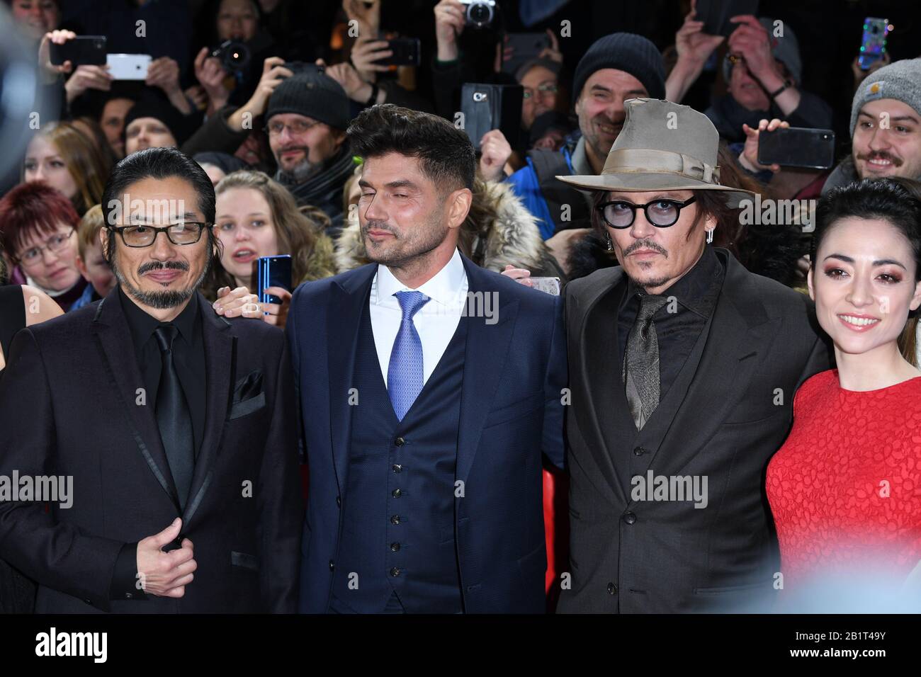 Hiroyuki Sanada, Andrew Levitas, Johnny Depp & Minami nehmen während des 70. Berliner Filmfestivals an der Vorführung von Minamata Teil. © Paul Treadway Stockfoto