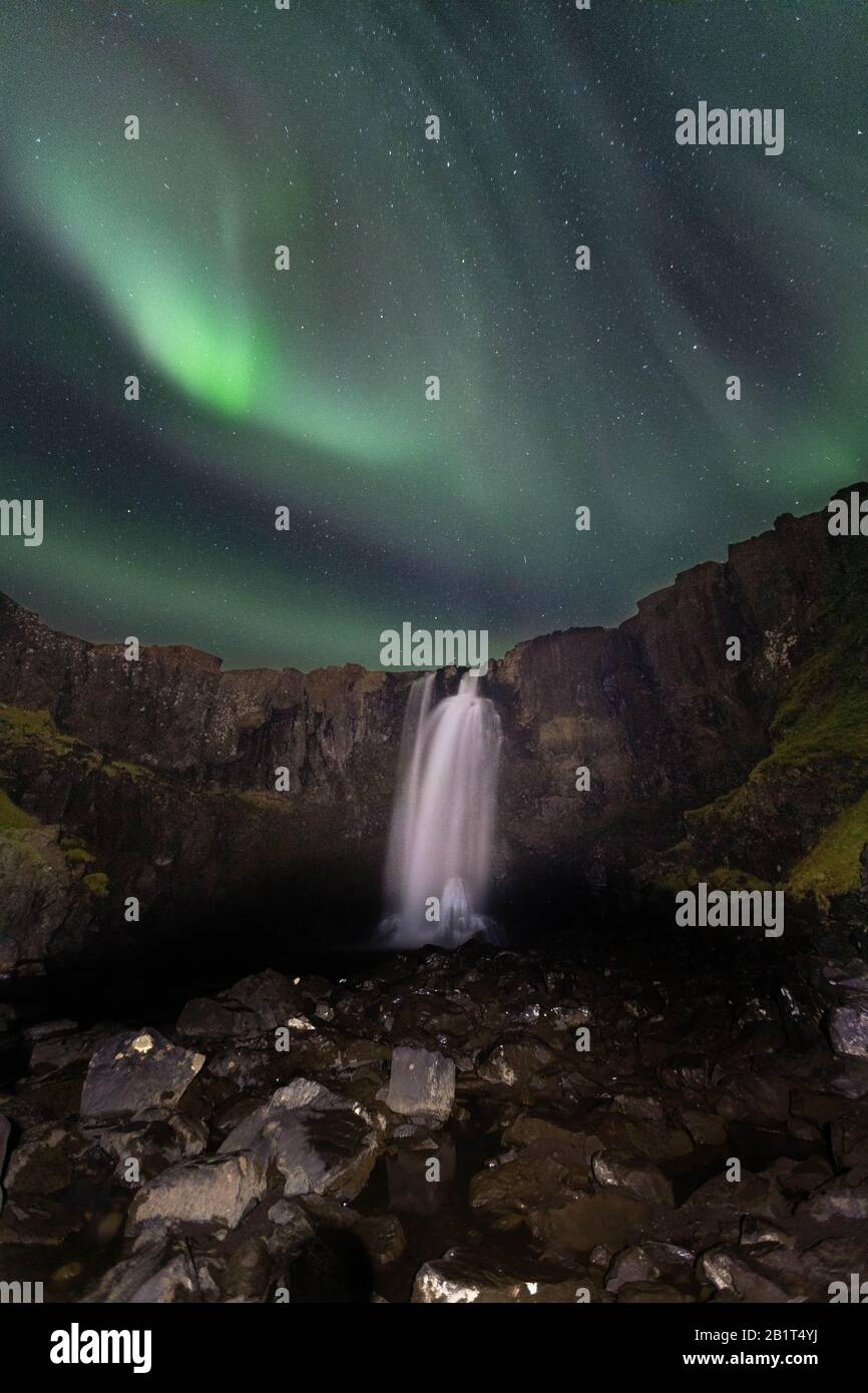Nordlichter über dem Wasserfall Gufufoss, Ostisland. Stockfoto