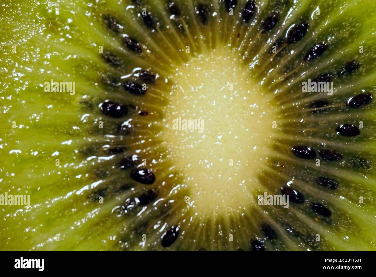 Nahaufnahme - Makrofoto der Mitte einer frischen reifen Kiwischicht Stockfoto