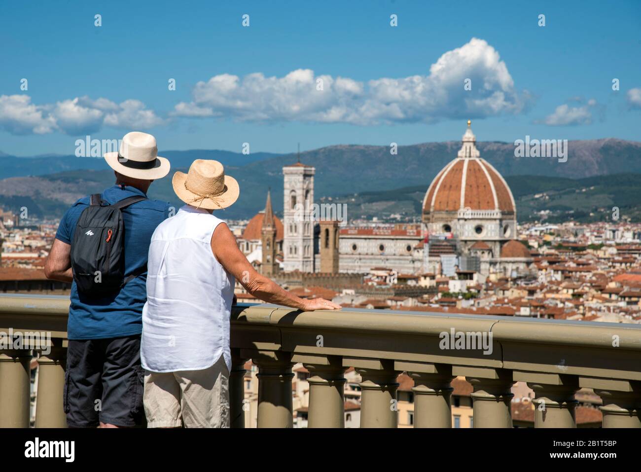 Touristen genießen den Blick auf den Dom von Florenz von der Piazzale Michelangelo Stockfoto