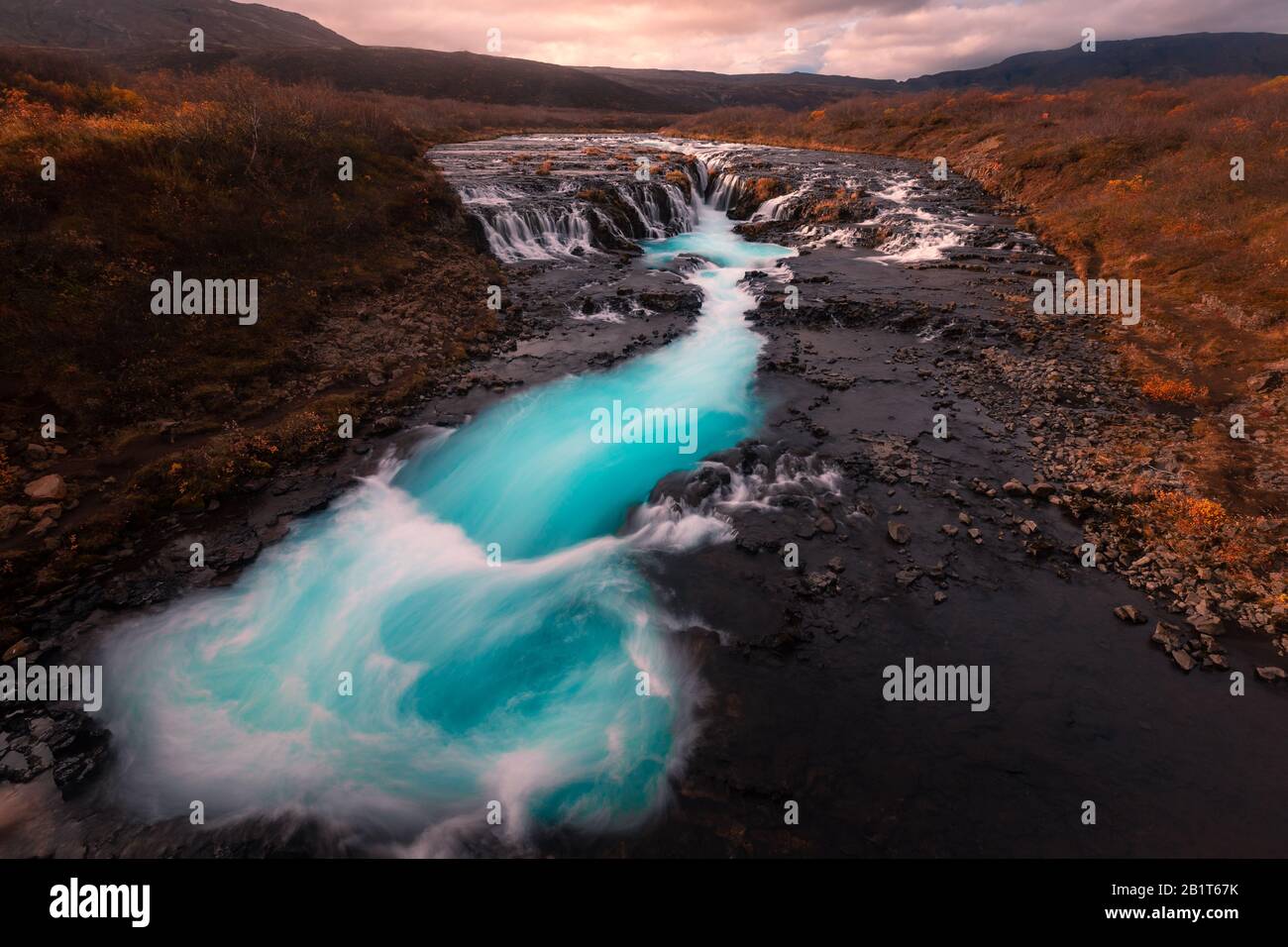 Der türkisfarbene Wasserfall Bruarfoss neben Brekkuskógur in Südisland. Stockfoto