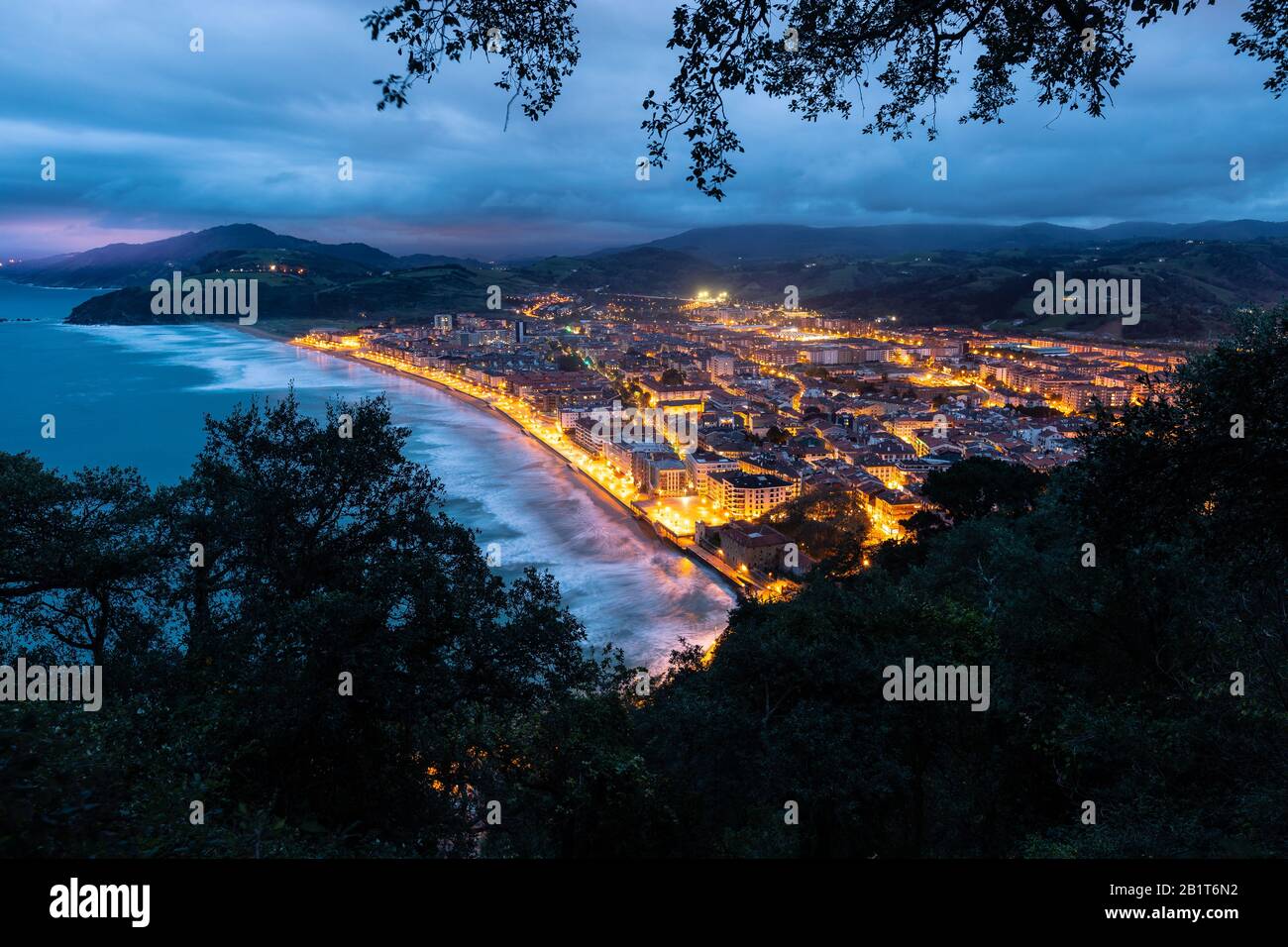 Blaue Stunde über Zarautz, Baskenland. Stockfoto