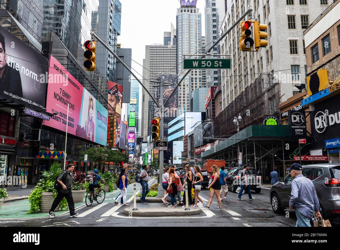 New York City, USA - 3. August 2018: W 50th Street mit Verkehr und Menschen in Manhattan, New York City, USA Stockfoto