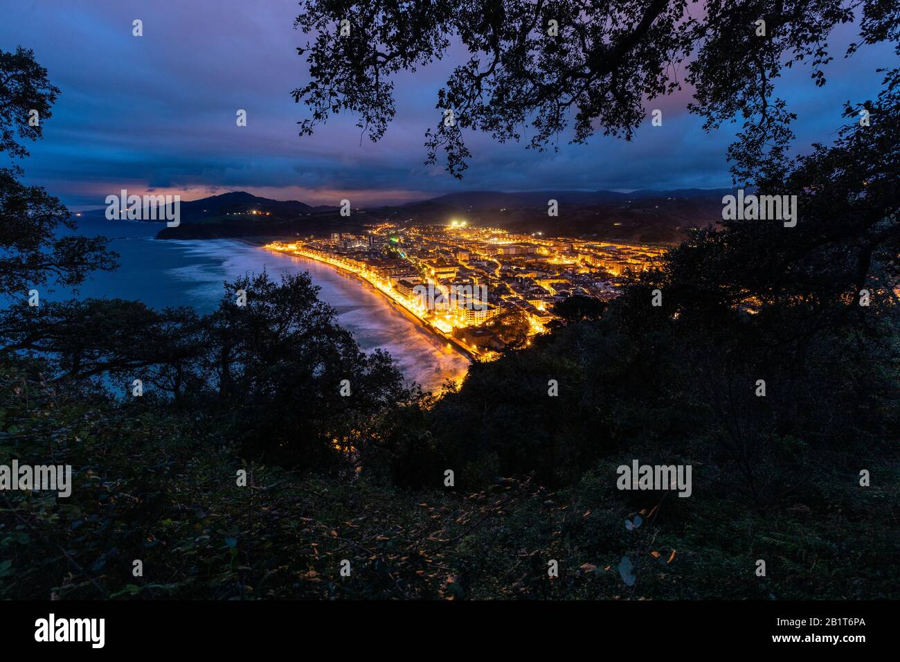 Blaue Stunde über Zarautz, Baskenland. Stockfoto