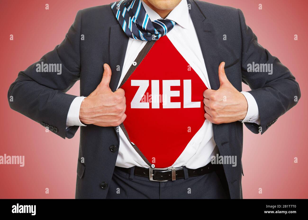 Mann im Anzug öffnet Hemd und trägt darunter den Schriftzug "Ziel" als Vision- und Erfolgskonzept Stockfoto